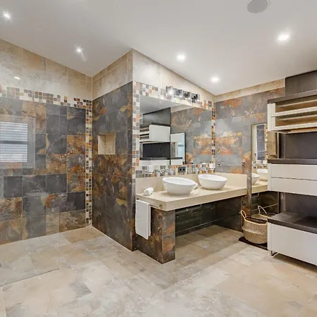 Sabina - 6 Bedroom House וילה