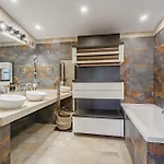 Sabina - 6 Bedroom House *