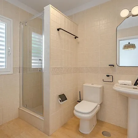 Sabina - 6 Bedroom House فيلة أذيخي