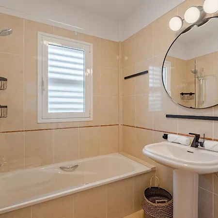 Sabina - 6 Bedroom House فيلة
