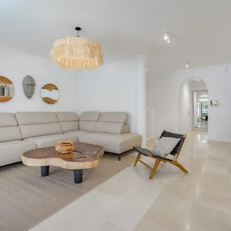 Sabina - 6 Bedroom House أذيخي