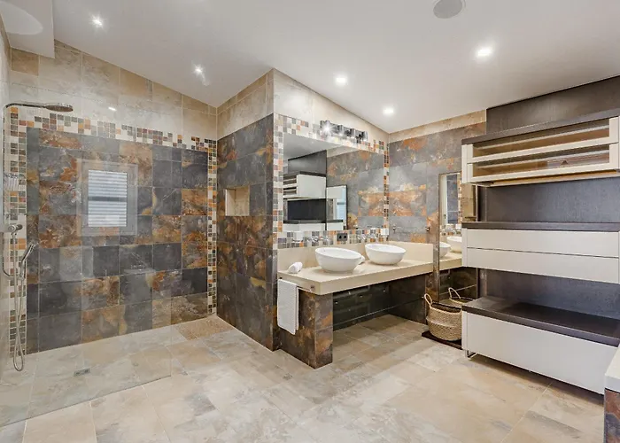 Sabina - 6 Bedroom House Villa