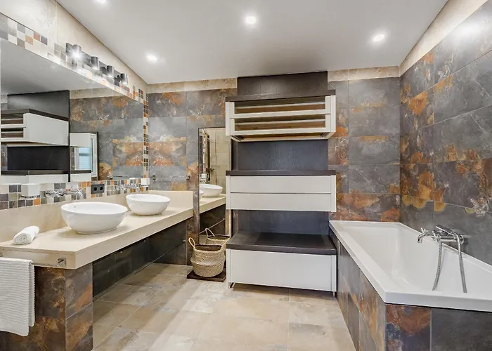 Sabina - 6 Bedroom House *