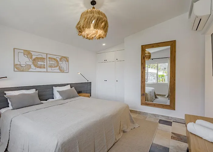 Villa Sabina - 6 Bedroom House *