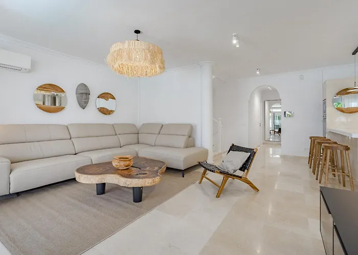 Sabina - 6 Bedroom House 阿德耶